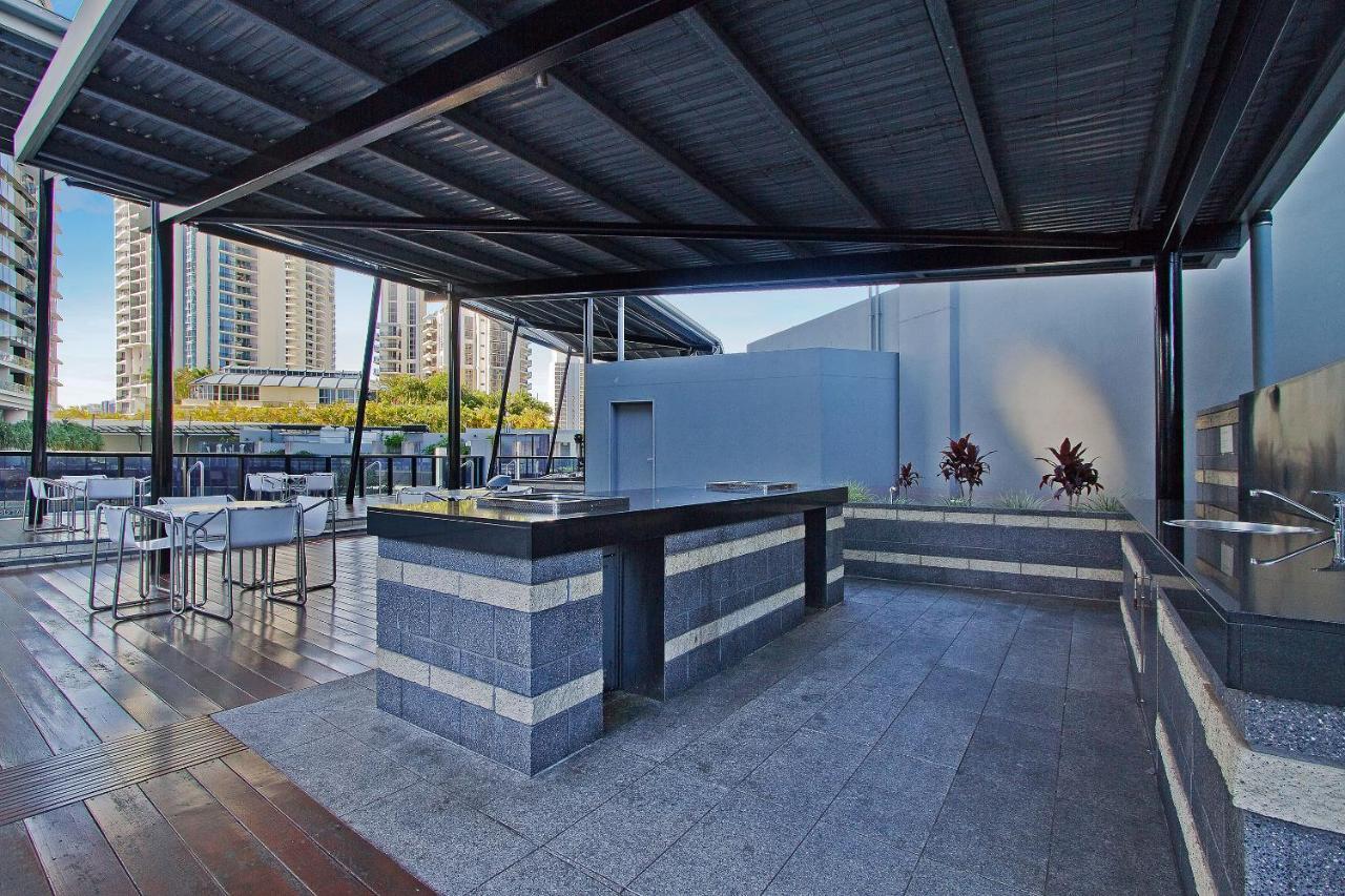 Apartment 3 Bedroom 3 Bathroom Sub Penthouse Spa At Circle On Cavill - Q