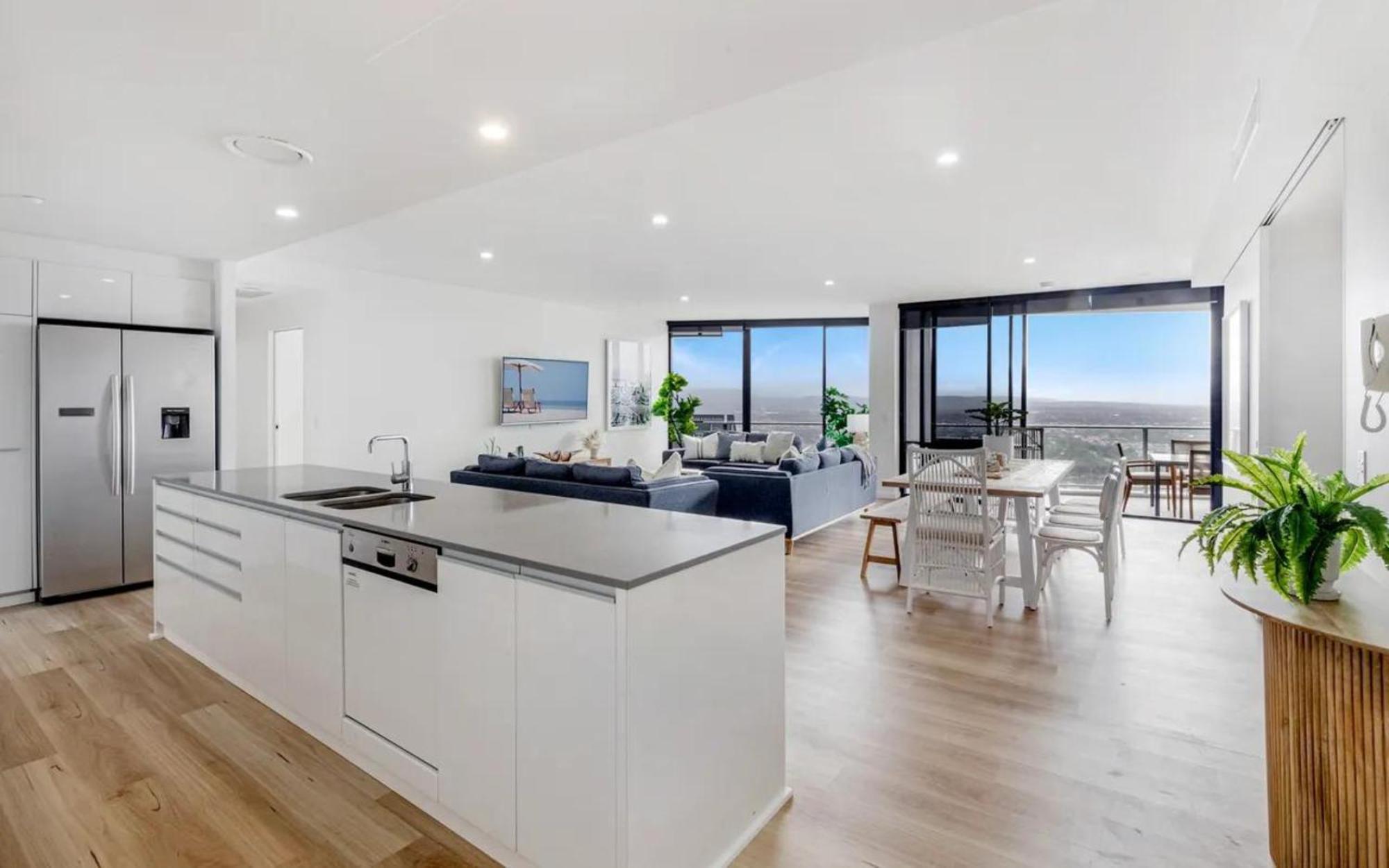 Apartment 3 Bedroom 3 Bathroom Sub Penthouse Spa At Circle On Cavill - Q