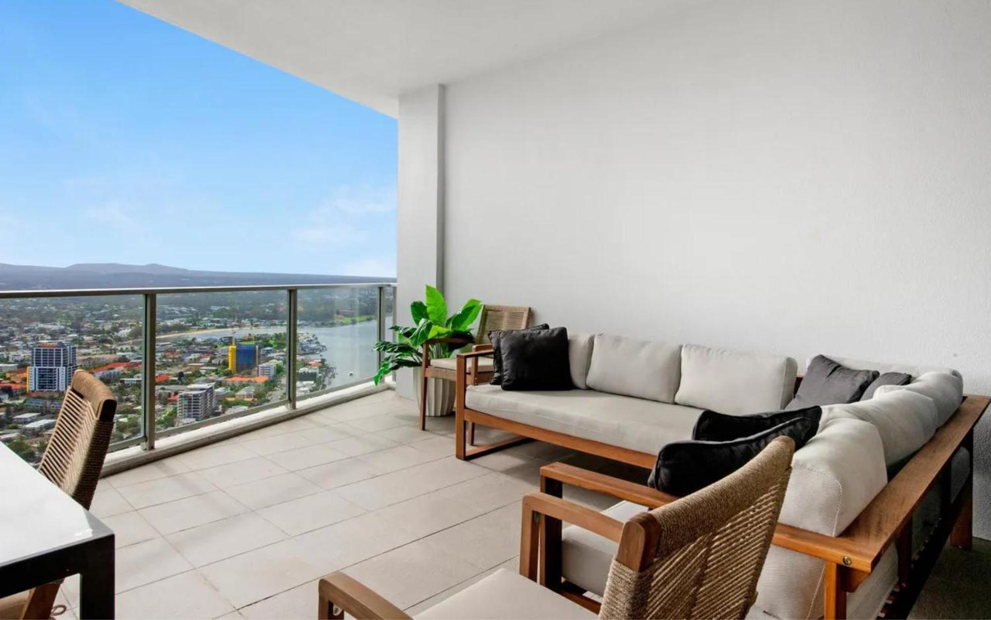 Apartment 3 Bedroom 3 Bathroom Sub Penthouse Spa At Circle On Cavill - Q