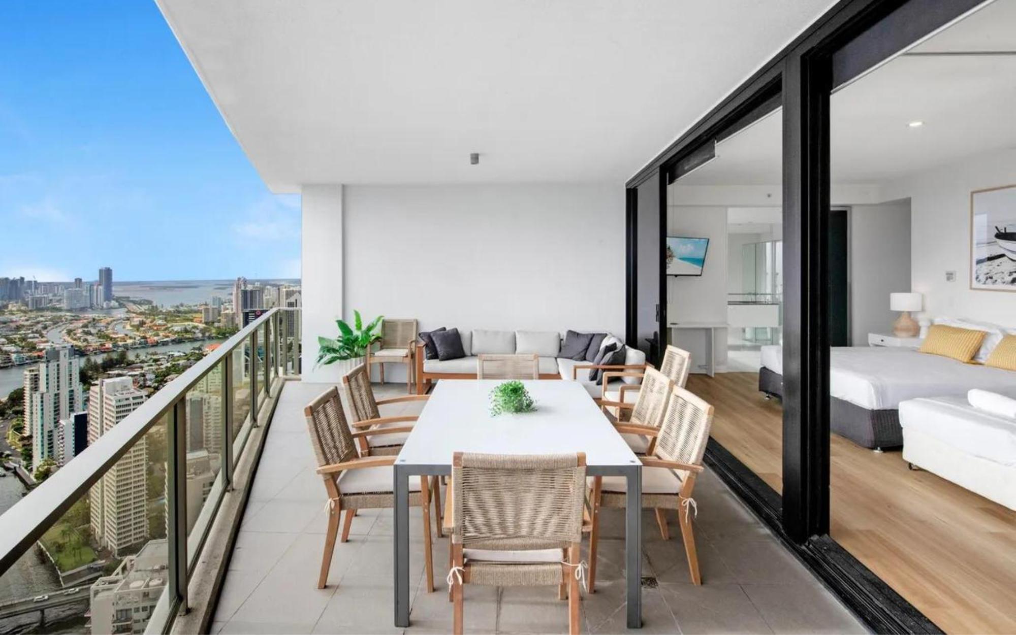 3 Bedroom 3 Bathroom Sub Penthouse Spa At Circle On Cavill - Q Apartment